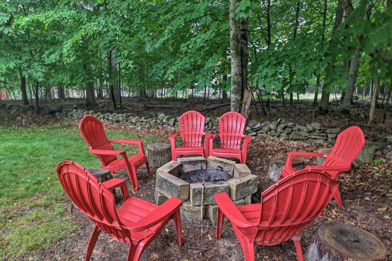 Spacious Tobyhanna Home With Lake Access And Fire Pit! Экстерьер фото